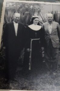 Tia Clara, no dia de consagração na Congregação das Irmãs Catequistas Franciscanas em Rodeio, SC, ladeada de nosso saudoso avô paterno Carlos Kestring, e do nosso saudoso pai, Gregório Kestring 
